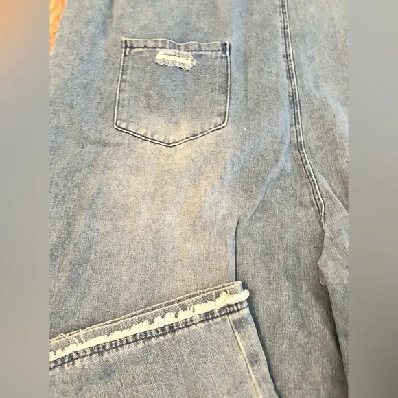 Loose Fit Blue Denim Bib Style Cropped Overalls. Adjustable Straps. - Picture 8 of 9